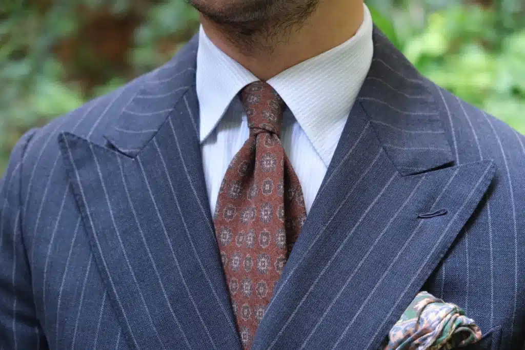 Maîtriser l'art du noeud de cravate Windsor en quelques étapes simples