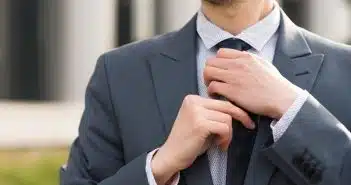Maîtriser l'art du noeud de cravate Windsor en quelques étapes simples