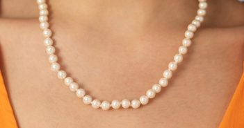 Comment porter un collier de perles avec style ?