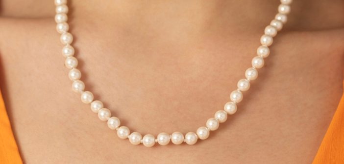 Comment porter un collier de perles avec style ?