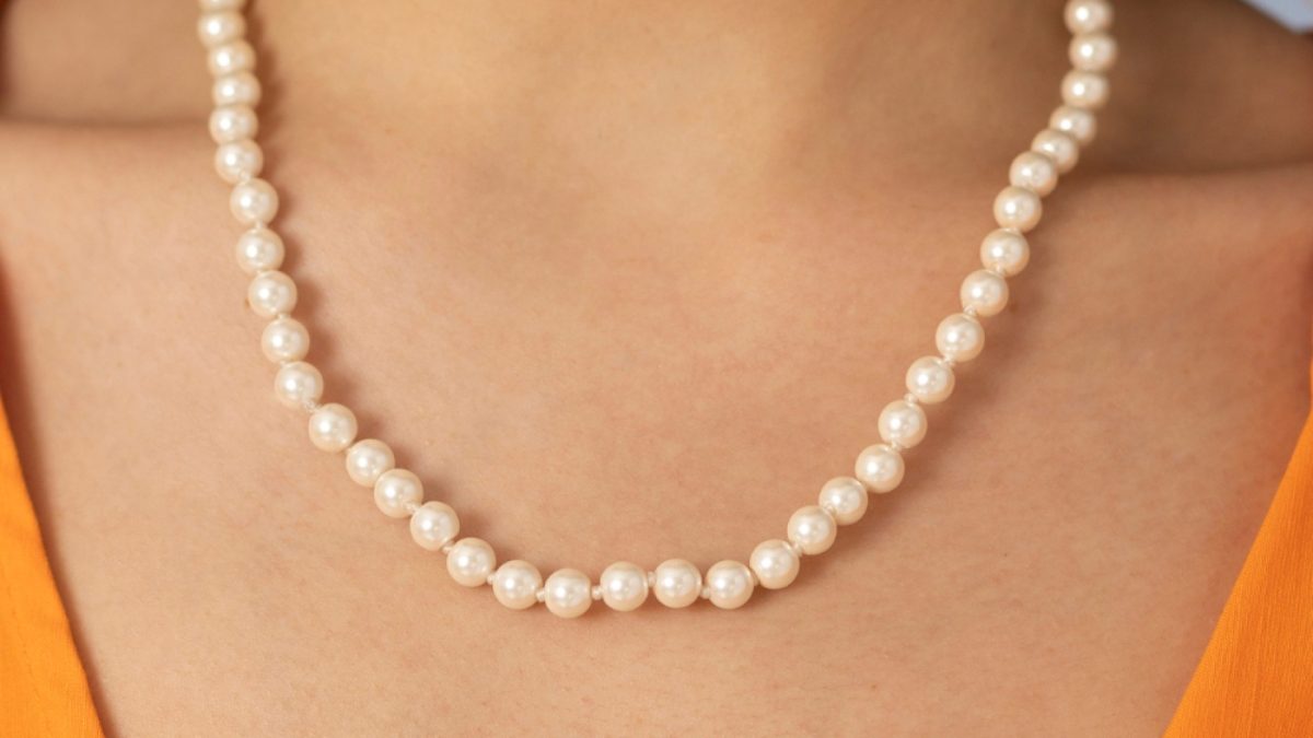 Comment porter un collier de perles avec style ?